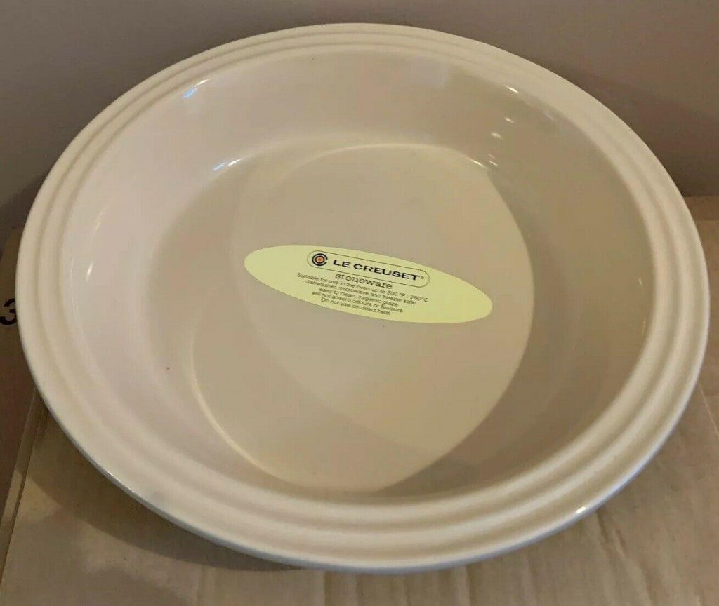 LE CREUSET Stoneware Gloss Grey Pie Dish 30cm Deal Locators